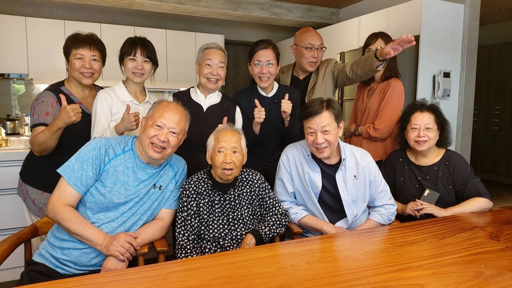大愛劇場戲部二部經理臧蕙年與導演鄧安寧、資深演員寇世勳等一行人南下嘉義，拜訪大林慈濟醫院曹汶龍醫師。