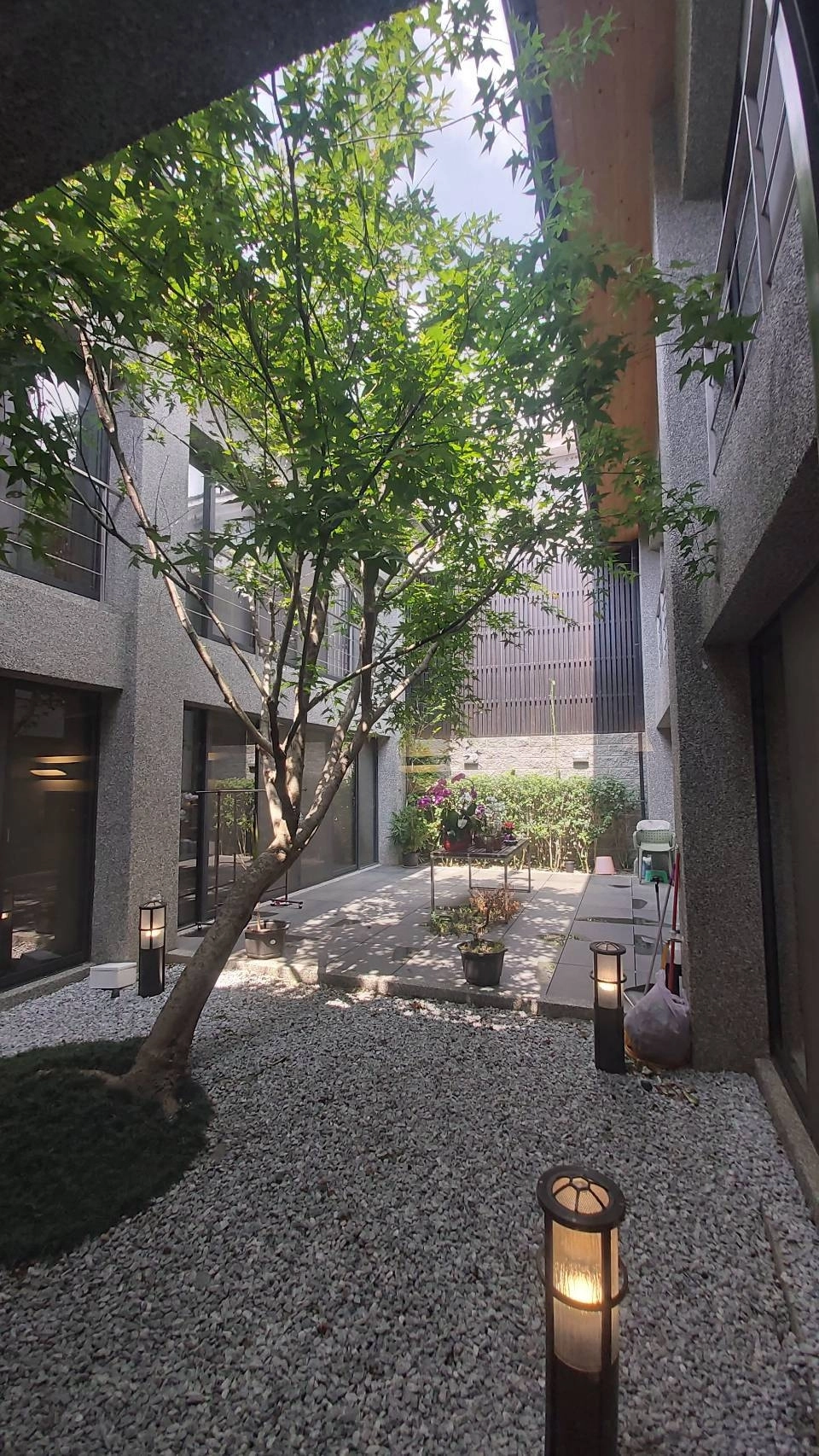 一進家門，兩層樓的庭園式建築，寬敞的天井中庭設計，都讓大家眼睛為之一亮，這是曹汶龍醫師特別為母親打造的安全居家空間。