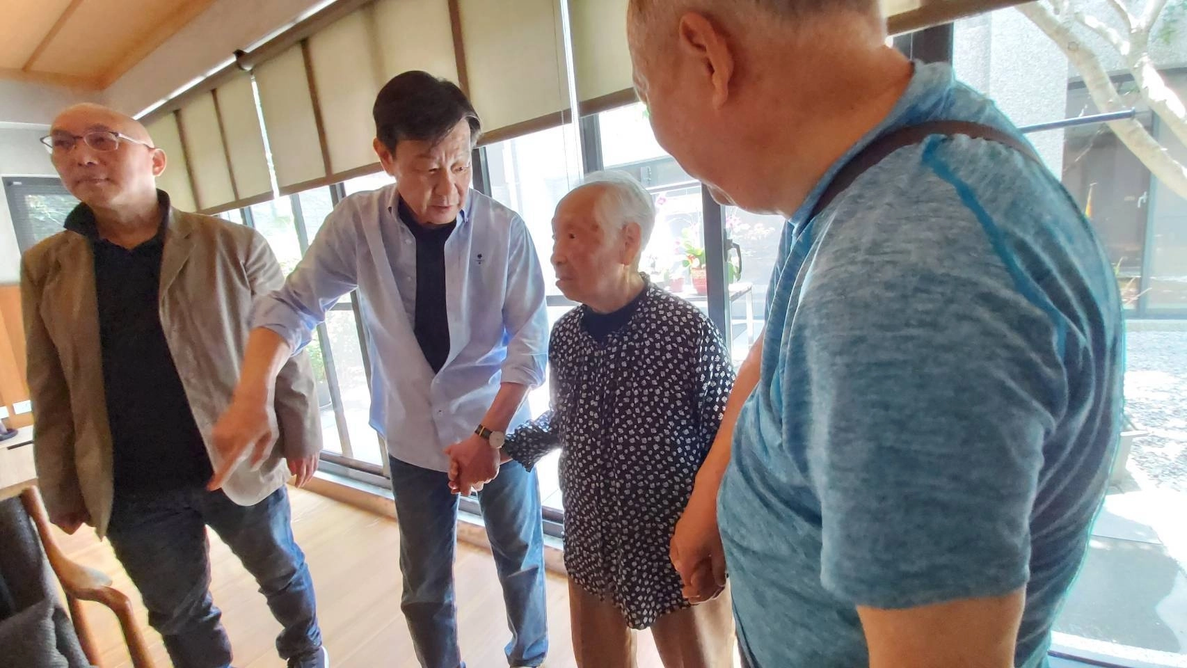 曹媽媽已經高齡90歲，寇世勳牽著曹媽媽的手說話、一起走無障礙坡道下樓時更是緊握著不放，還邊走邊開玩笑貼心的說「妳不能走太快，我趕不上」，不管曹媽媽說什麼寇世勳都能一搭一唱，彷彿曹汶龍醫師分身。