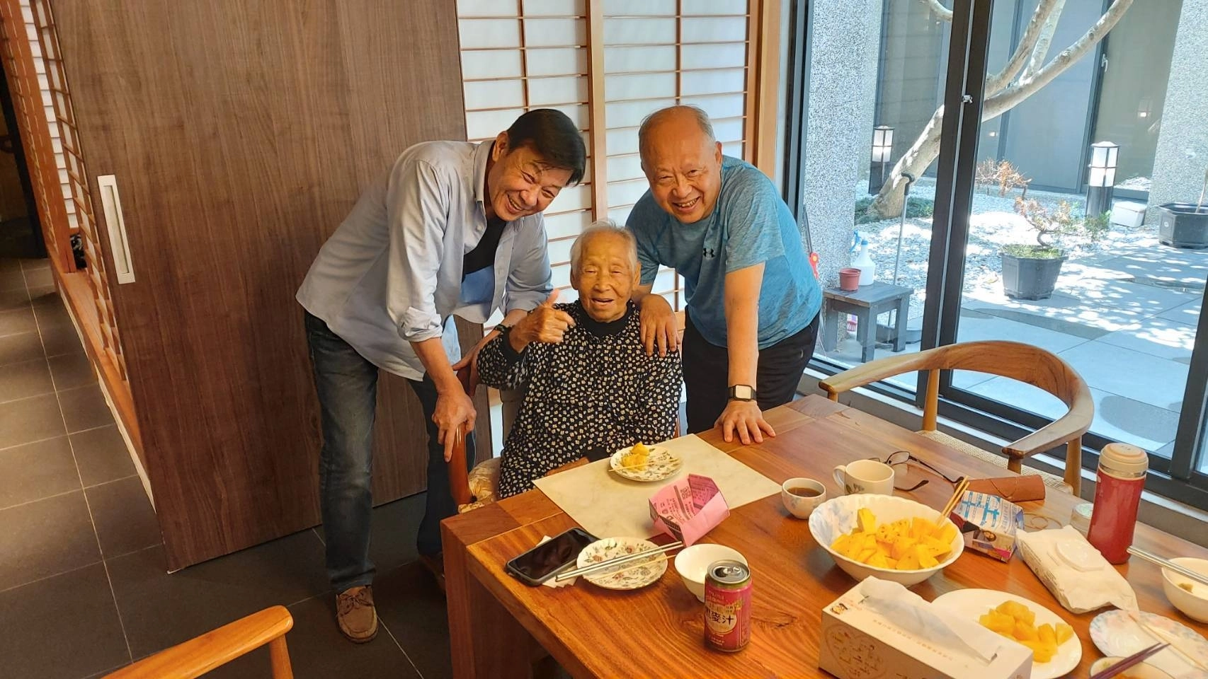 曹汶龍醫師像「母親的母親」一樣，對媽媽的照顧無微不至，母子的互動上傳到網路被稱為現代老萊子。
