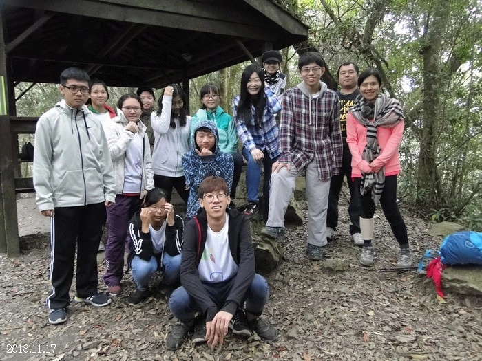 蔡芳玲(後排右五)每學期會帶學生一起登山