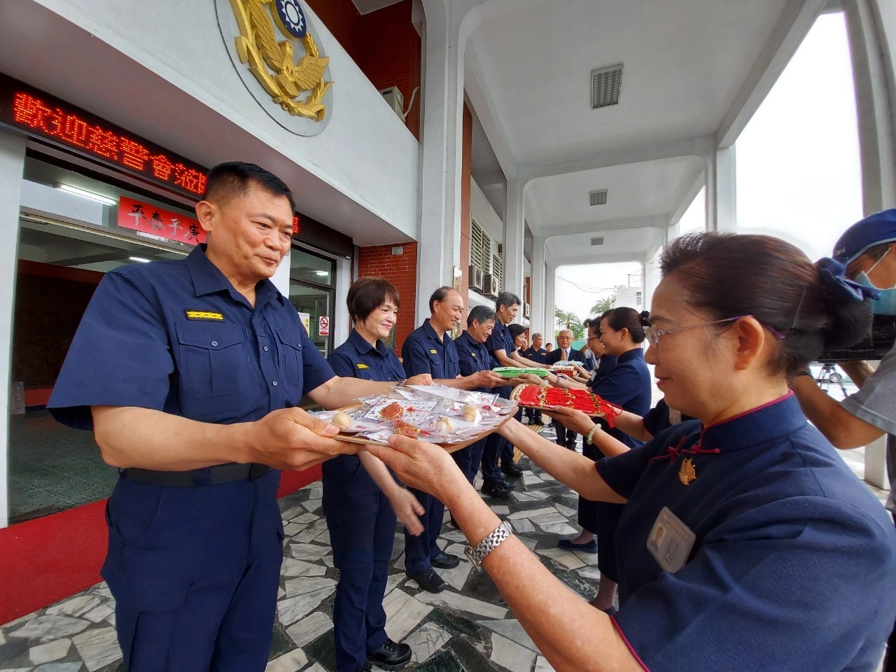 台中慈警會還準備了「手工肥皂」期盼「皂」福人群,以及手工粽子造型的吊飾象徵好事接「粽」而來,並有祈福手機架,比喻站穩腳步,平安吊飾給予祝福與福袋表示福事連連。