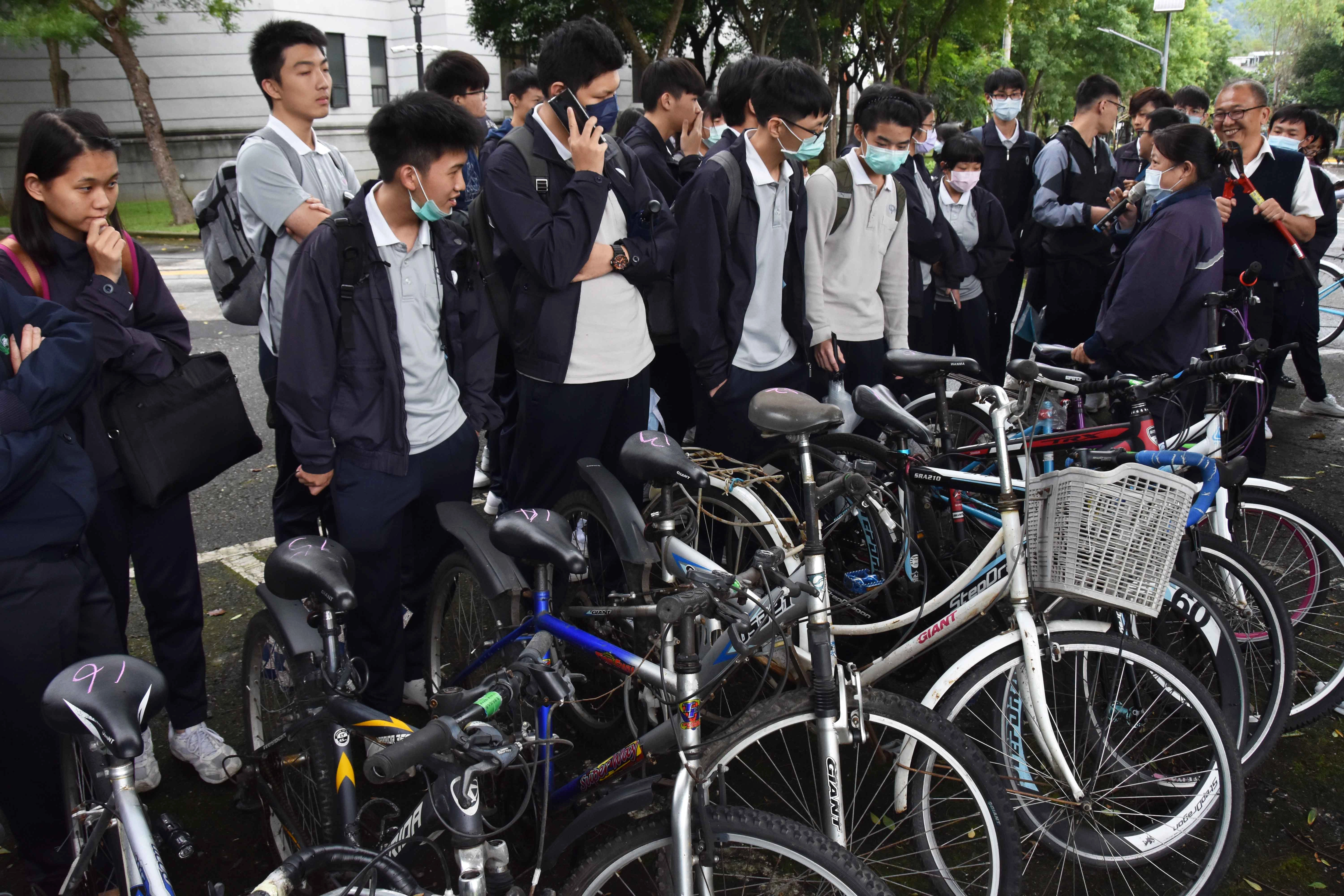 28台廢棄腳踏車,不論廠牌、新舊,通通100元起標。