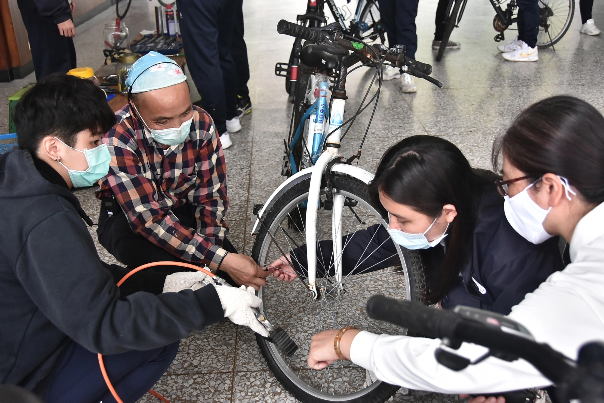 學習維修腳踏車,同時培養愛物惜福的觀念。
