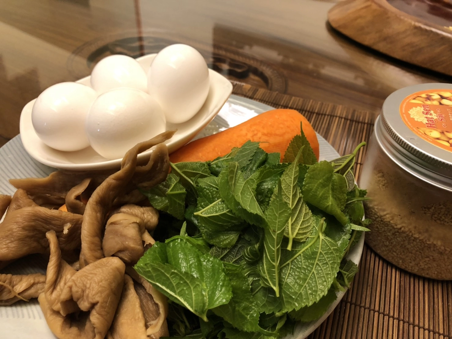 蘿蔔乾泡水去鹹,瀝乾水分切末備用