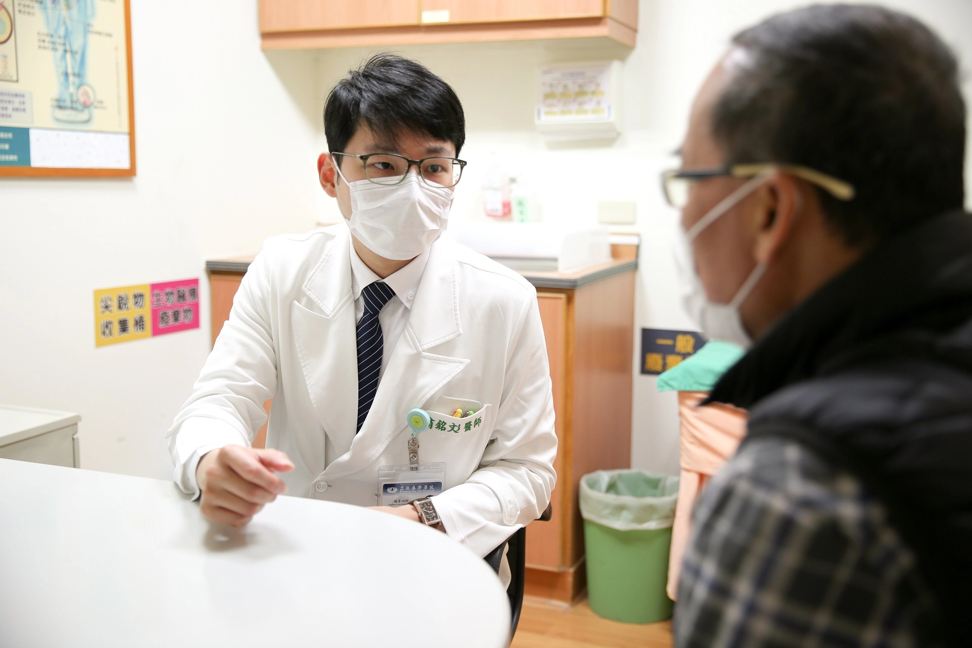 花蓮慈濟醫院腸胃內科翁銘彣醫師為胃食道逆流患者說明治療