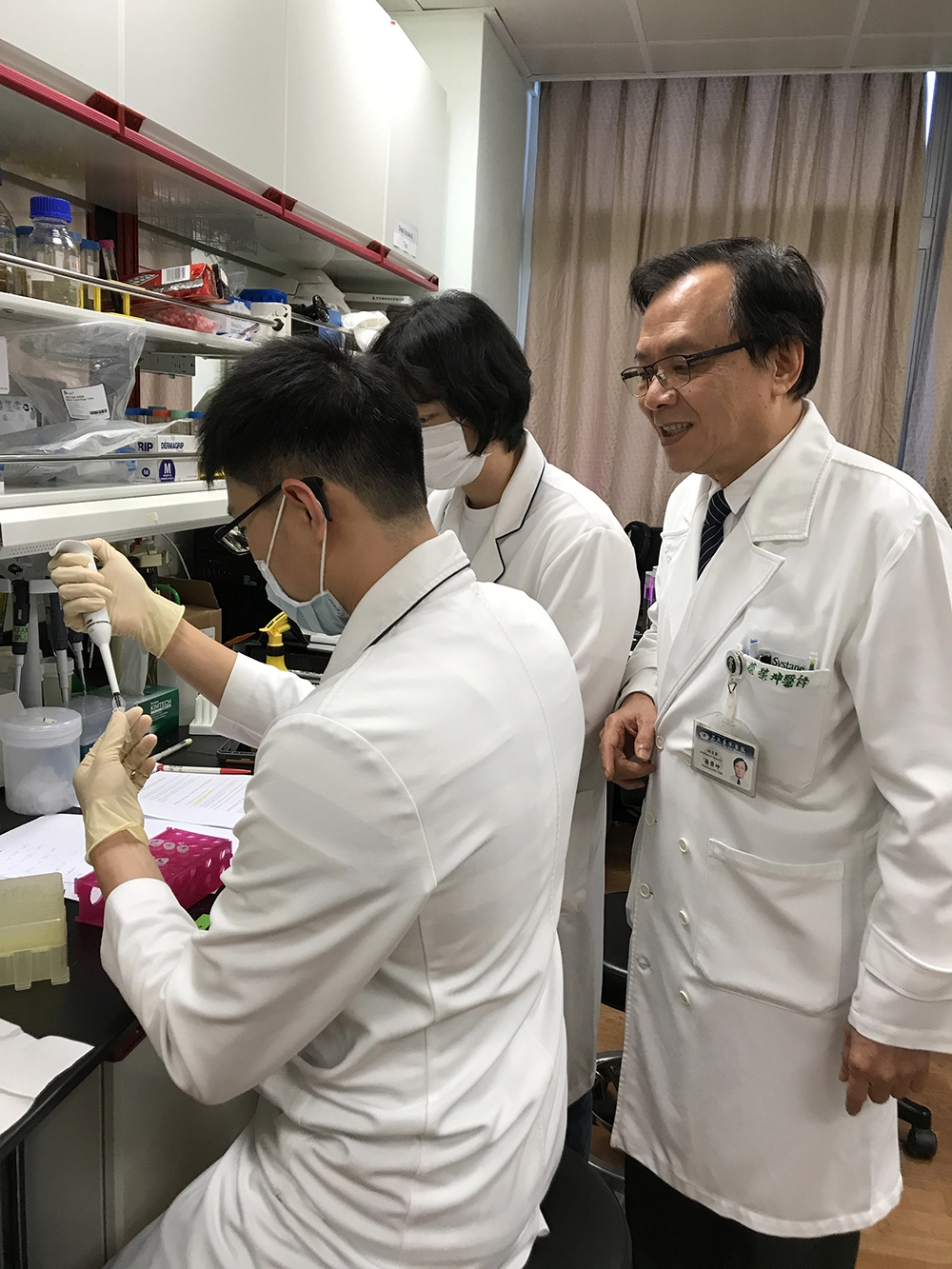 慈大醫科所蔡榮坤所長(右)。