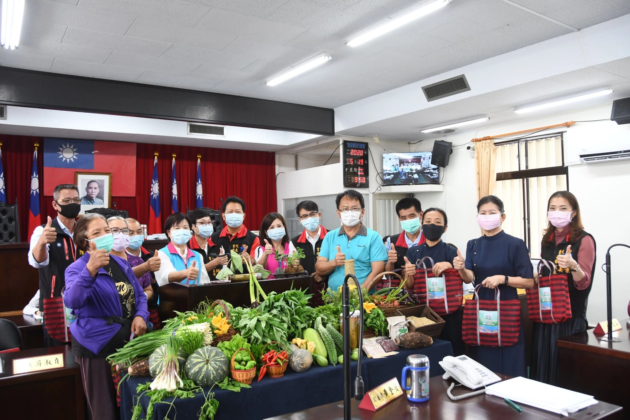 吉安鄉長游淑貞率領一級主管在施政報告大會前,與代表會、農會、吉安戶政共同響。