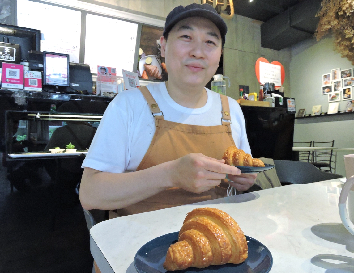 高挑斯文的蔡易勳是一位美食專家,近年來鑽研法式修頌、可頌麵包烘焙並且自行開業,他挑戰廚藝也分享成果,一如他勇於嘗試、不畏艱難的個性,有著樂於助人也充滿正面能量的態度。