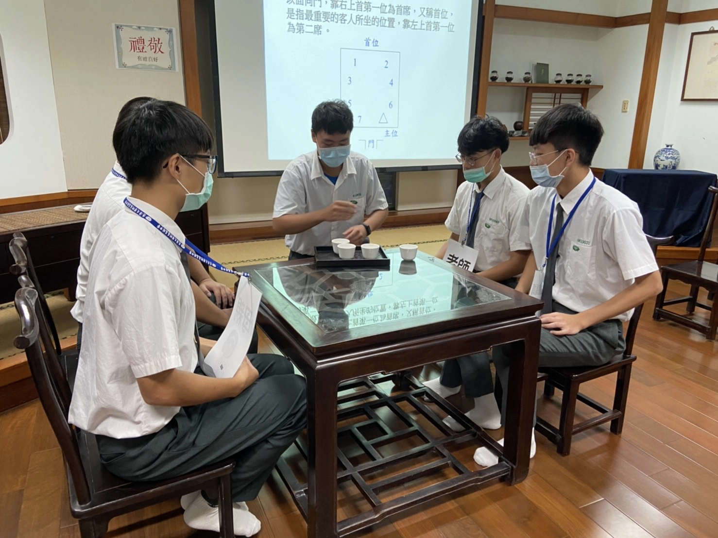 「禮–有禮有理」關卡則透過家中客人來訪、與主管同乘車等情境題,讓學生模擬實境,小組討論後以戲劇方式呈現,教導他們將禮實踐在生活中。