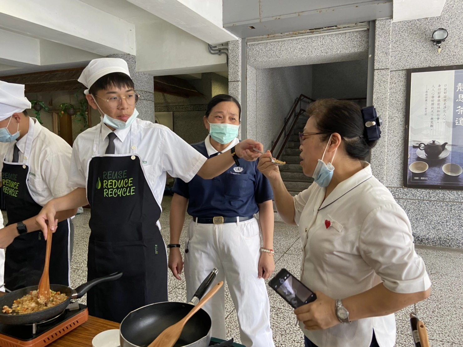 「悲–救將香積」站裡,讓每位學生親自體驗下廚。傅同學第一個完成炒飯任務,還舀了一口給一旁的李校長享用。