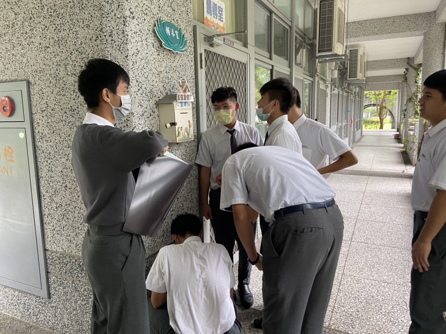 「智-智力全開」站裡,全班分成四組透過圖片尋找校園中的定點。