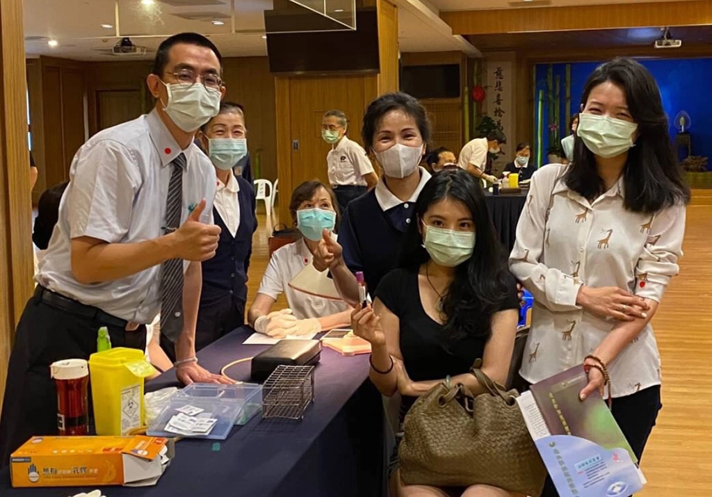 蔡女士(右二)開心的拿起自己建檔的血液和朋友拍照留念,也希望姪女能找到配對的人。