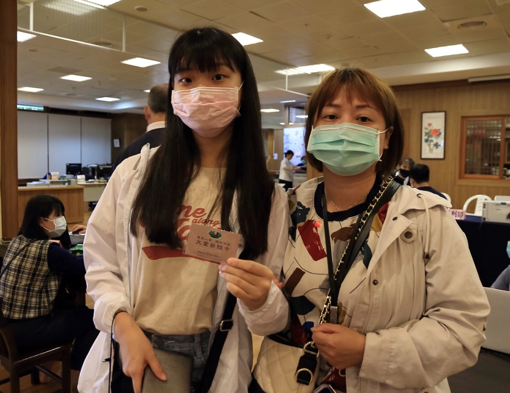 林媽媽帶著(右)十八歲的女兒一起響應驗血建檔,母女檔加入救人行列。