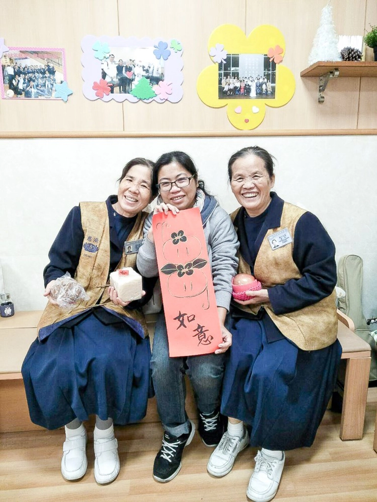 家屬回來心蓮病房團隊道感謝,與癌關志工如家人般溫馨互動,左為劉玉珠師姊,右為江月霞師姊。