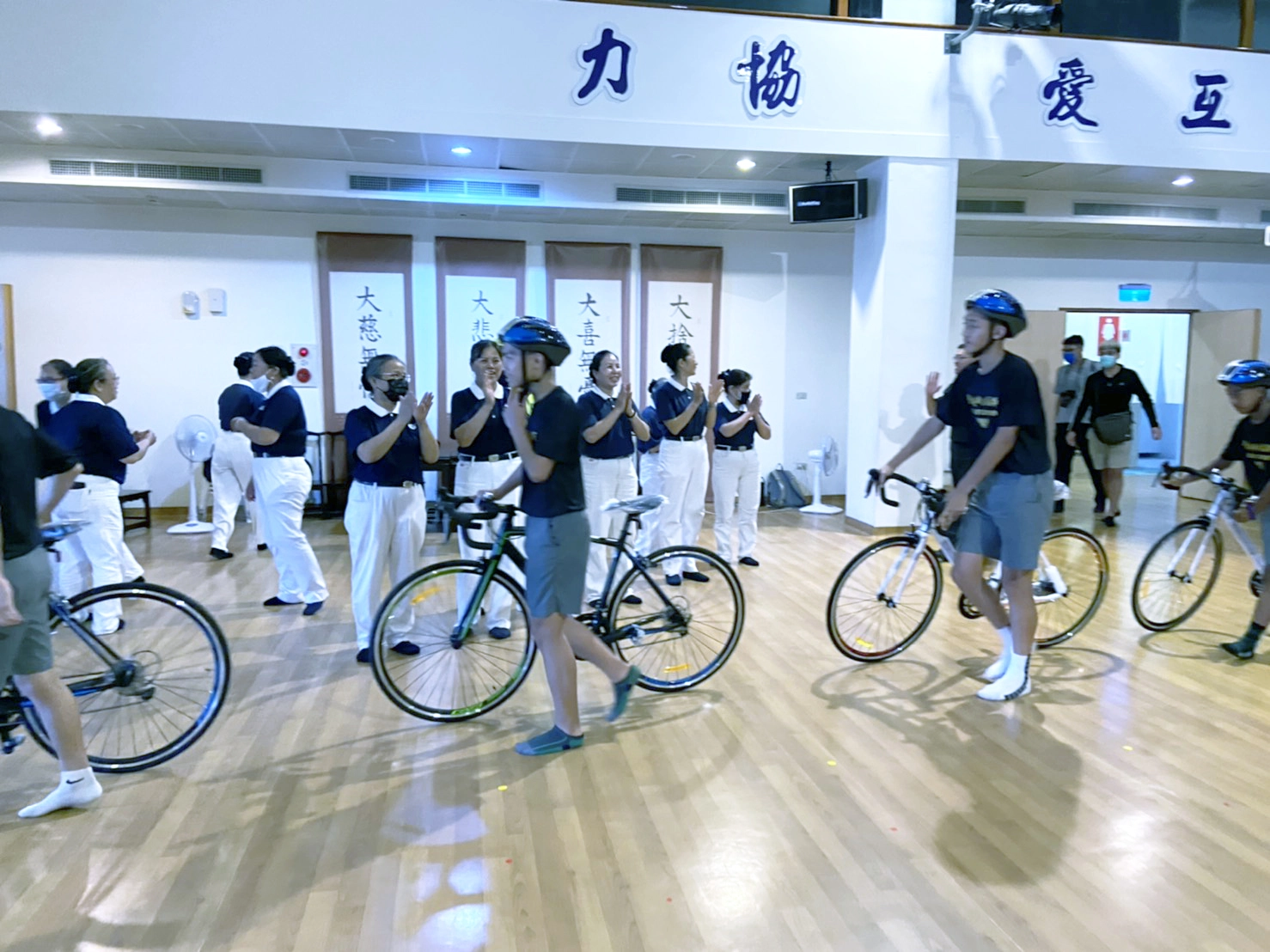 慈濟志工為學子們加油打氣,也期盼盡快得知豐田國中的好消息。