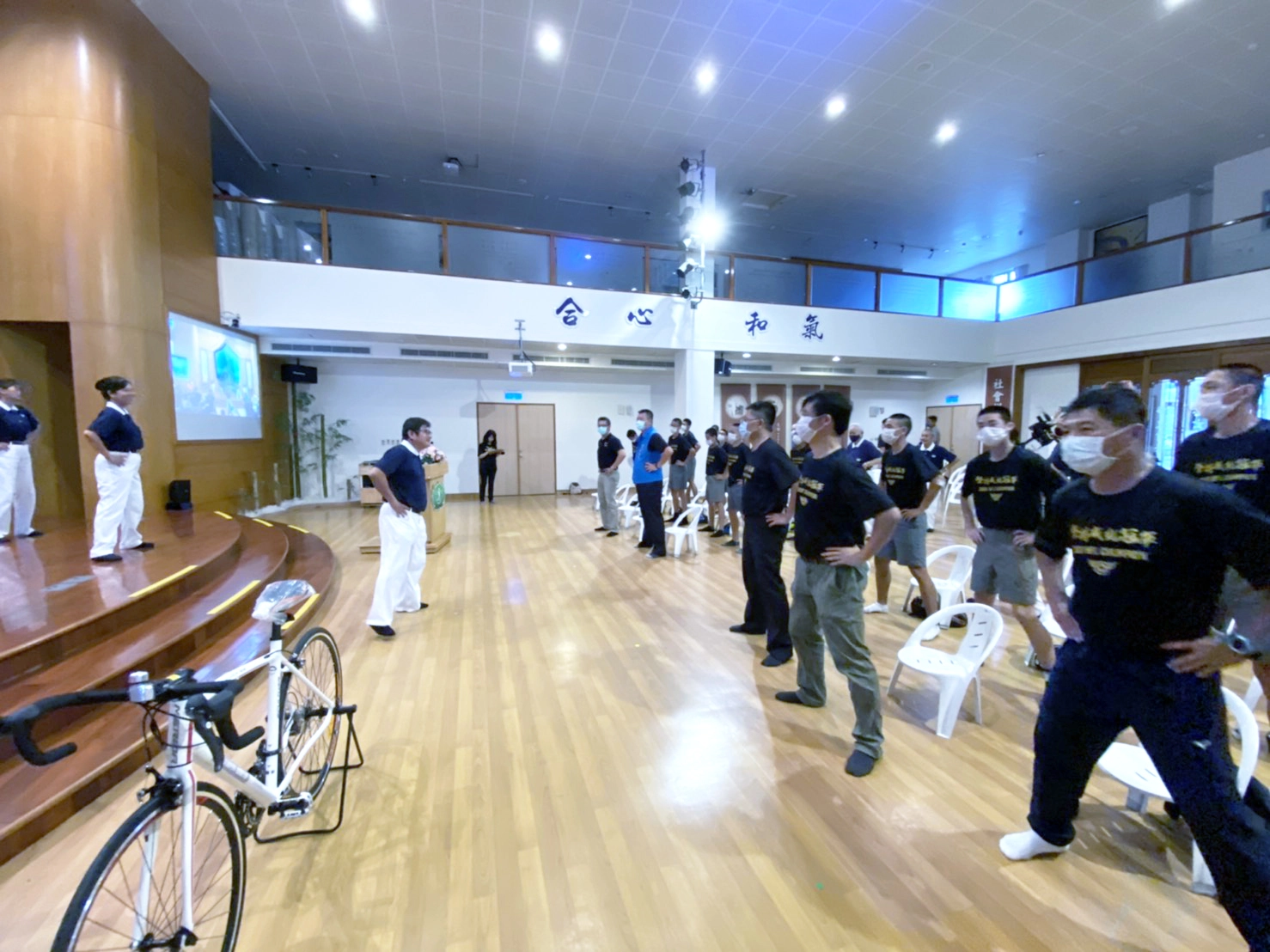 由臺東慈濟志工手語隊帶動跳「幸福美滿呼拉拉」,全體一同動一動。