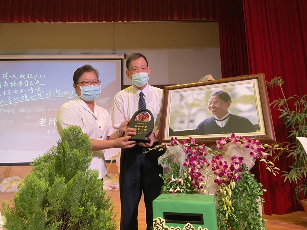 慈大附中校長李玲惠致贈教育大愛獎,由江淑慎老師的先生代表接受。