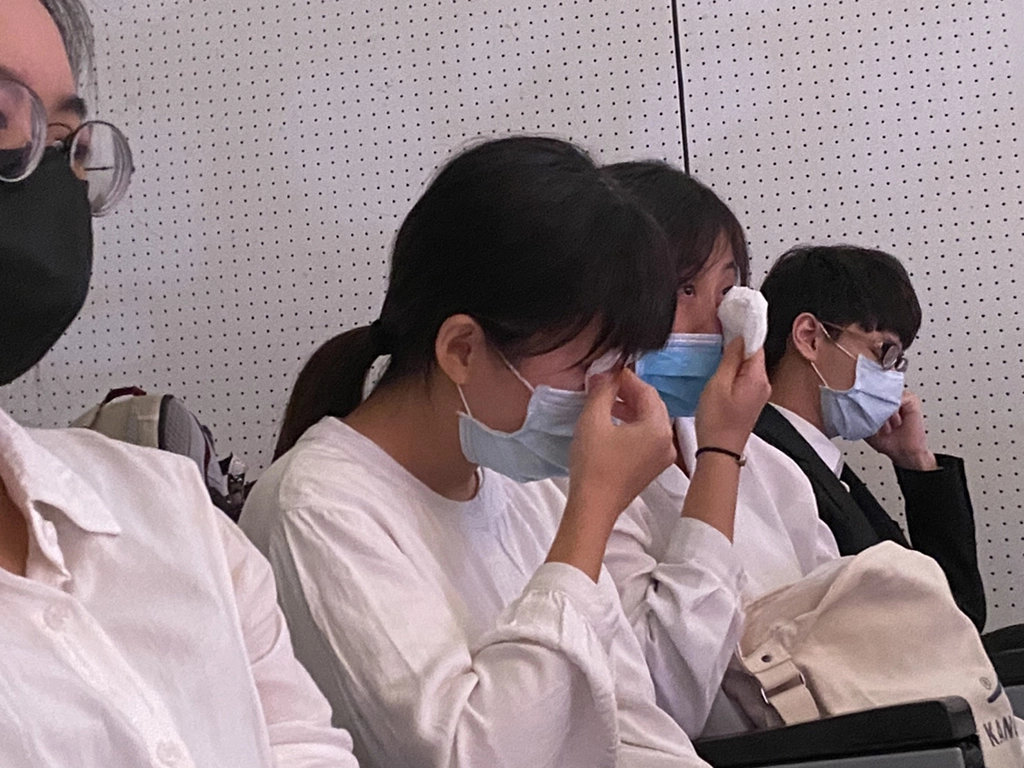 學子們在追思會上想起老師,紛紛拭淚。