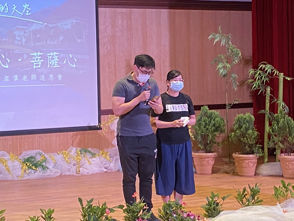 江淑慎老師的兒女黃世瑋與黃仁瑜則代表家屬,感謝所有參與者。