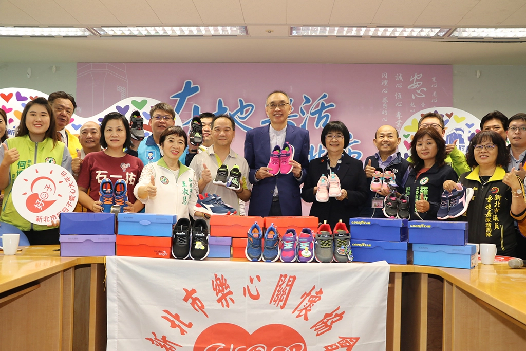 新北市樂心關懷協會理事長林陽晉（前排左4）等人代表捐贈 由謝政達副市長（中）代收。