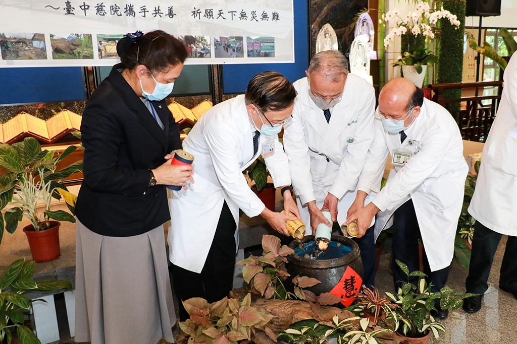 慈濟醫療志業執行長林俊龍(右二)率臺中慈濟醫院主管捐竹筒獻愛心。
