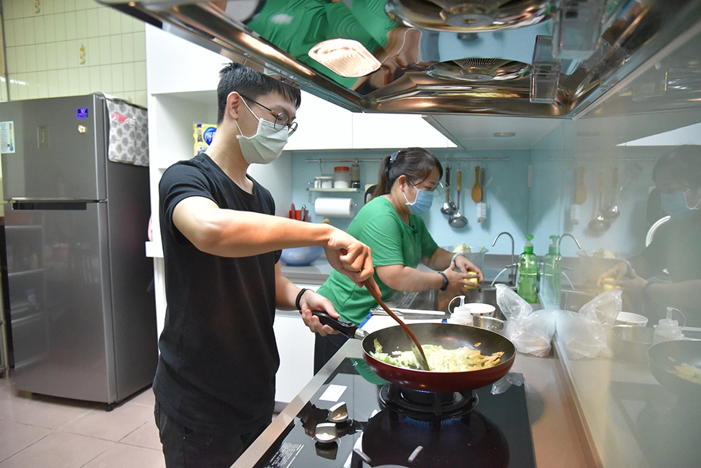葉俊億(左)在家會主動幫媽媽(右)協助做家事。