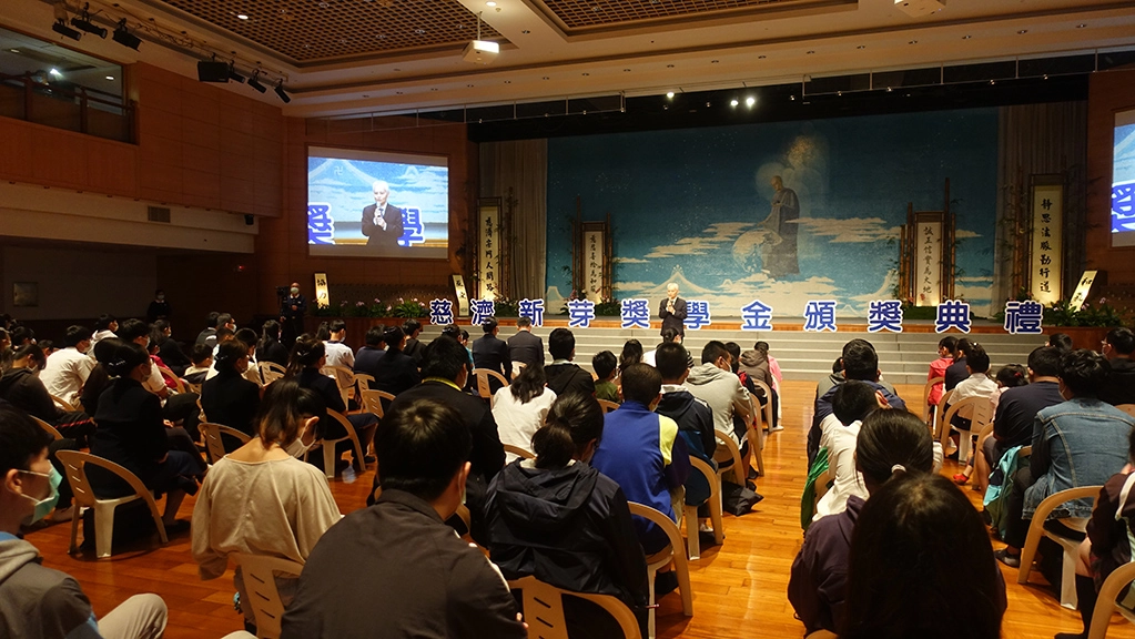 台南慈濟舉辦新芽獎學金頒獎典禮,11月8日在台南靜思堂舉辦。