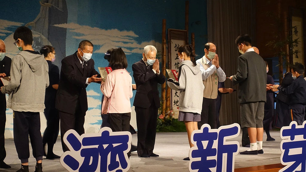 台南市社會局局長陳榮枝、慈濟慈善事業副執行長張濟舵出席頒獎,勉勵學子。
