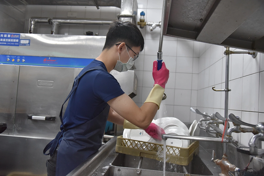 葉俊億為經濟穩定在飯店洗碗部打工,認真負責態度獲主管們肯定。