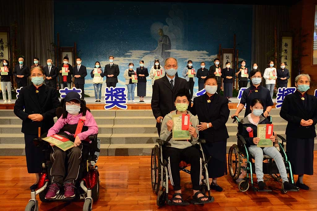 11月8日臺南靜思堂舉辦新芽獎學金頒獎典禮,大專組張仕菁(前排左)獲得學習領域獎。
