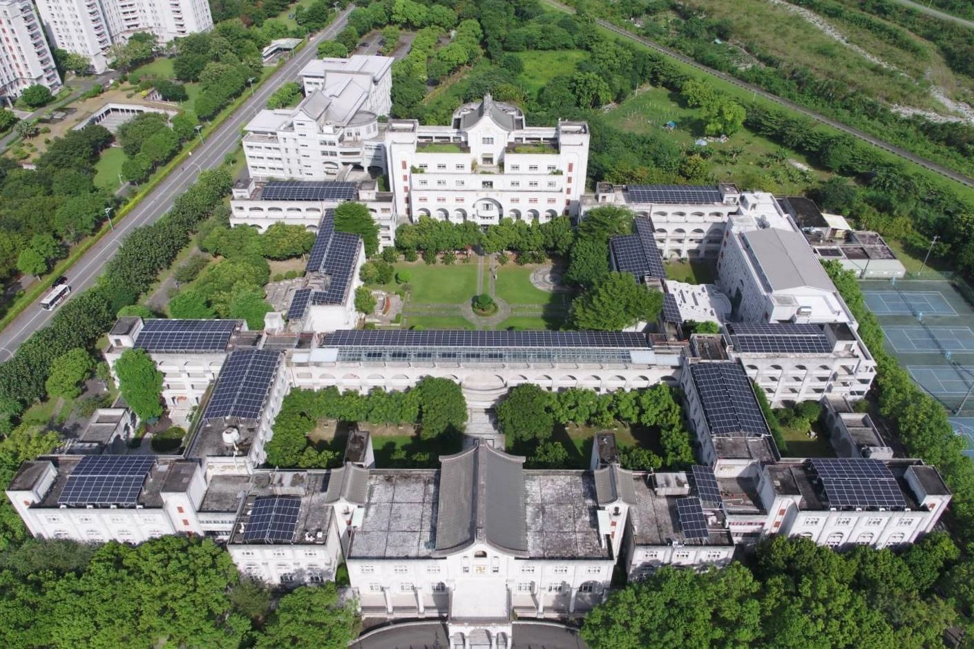 慈濟科技大學出租屋頂,提供太陽能公司種電。