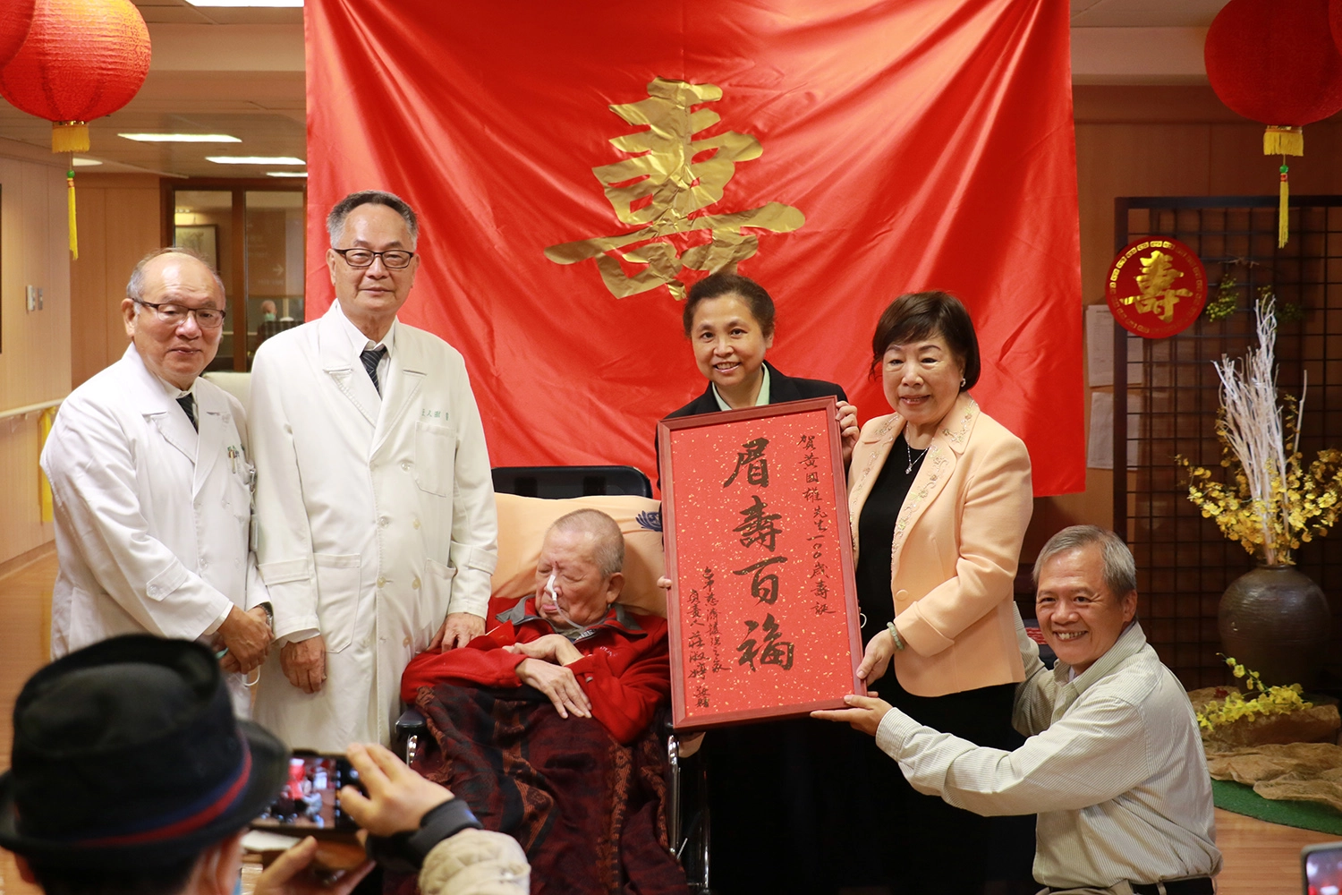 臺中慈濟護理之家負責人莊淑婷(右三)臺中慈濟醫院副院長王人澍(左二)出席黃國權百歲生日會,表達祝福心意。