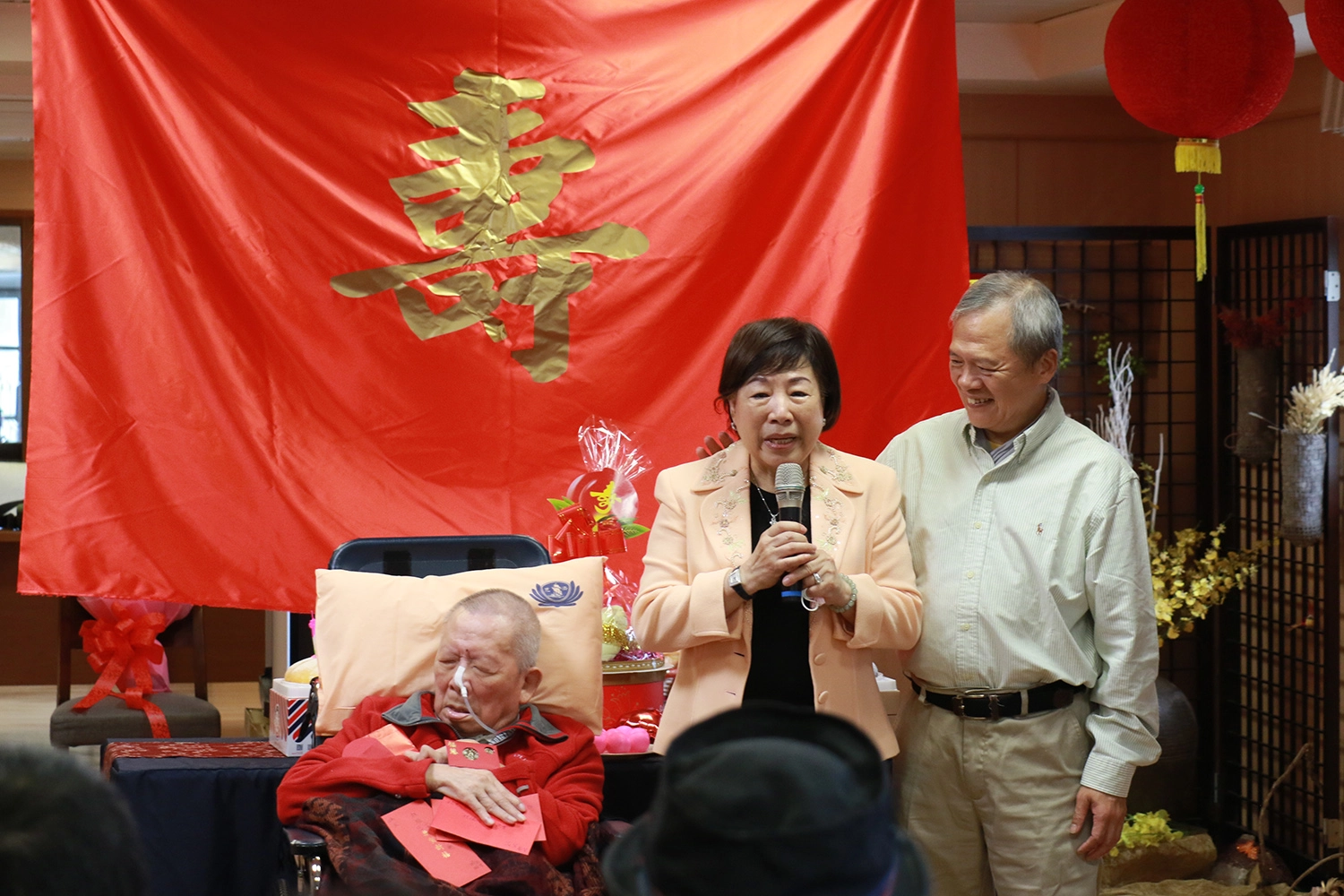 黃太太(中)與繼子謝景貴感恩臺中慈濟護理之家團隊用心照顧家人。