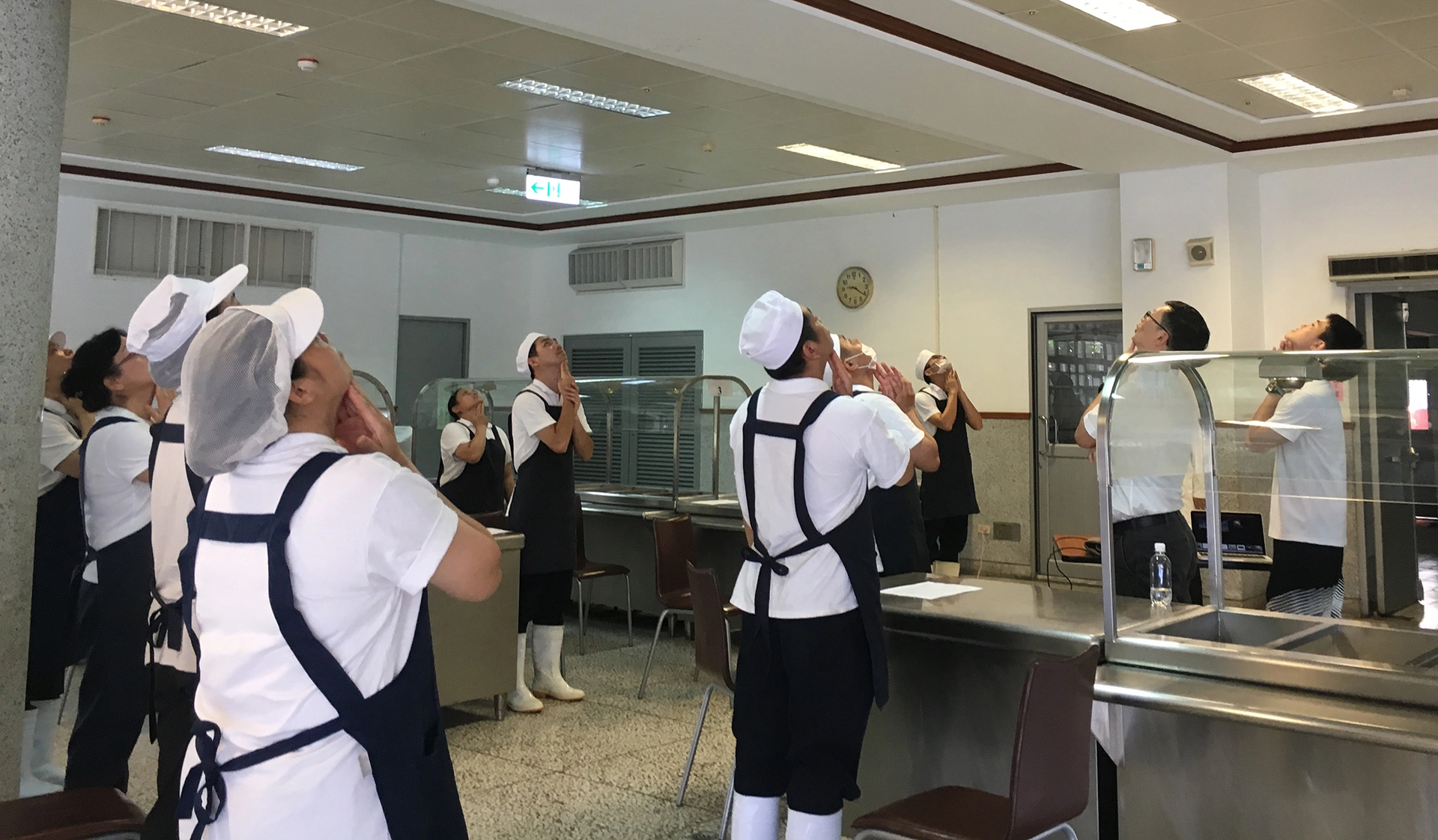 臨場健康服務中,改善同仁肩頸痠痛運動。