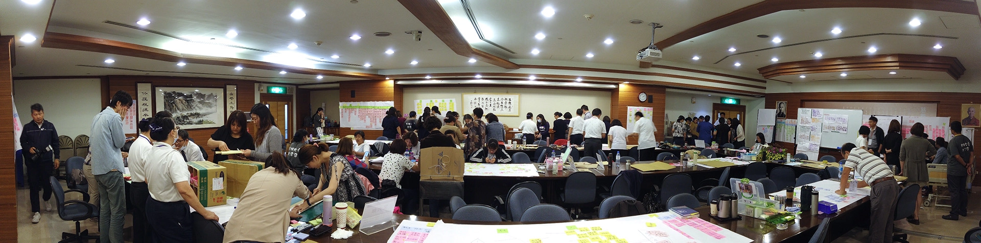 大林慈濟醫院去年辦理防錯技術工作坊,與會人員動手設計防錯裝置的盛況。