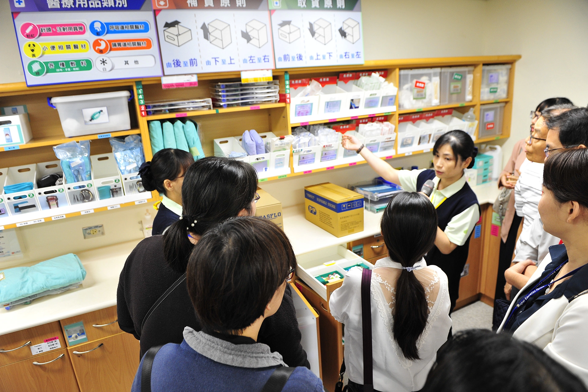 ︰大林慈濟醫院血液透析室同仁去年為參訪者解說,如何透過目視化與人體工學等方法,提升護理站作業效率,同時減少發生錯誤的機會。