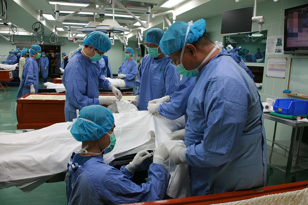 12日課程最後一天晚上,由脊椎外科醫學會32位醫師學員和16位醫師老師,大家帶著至高崇敬的心「將老師的傷口漂亮的縫合」,並為八位無語良師著衣、入殮。