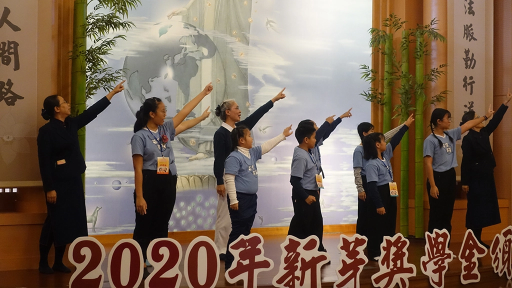 11月15日在鳳林慈濟新芽獎學金頒獎典禮,由當地志工與孩童上台呈現〈感謝〉手語。