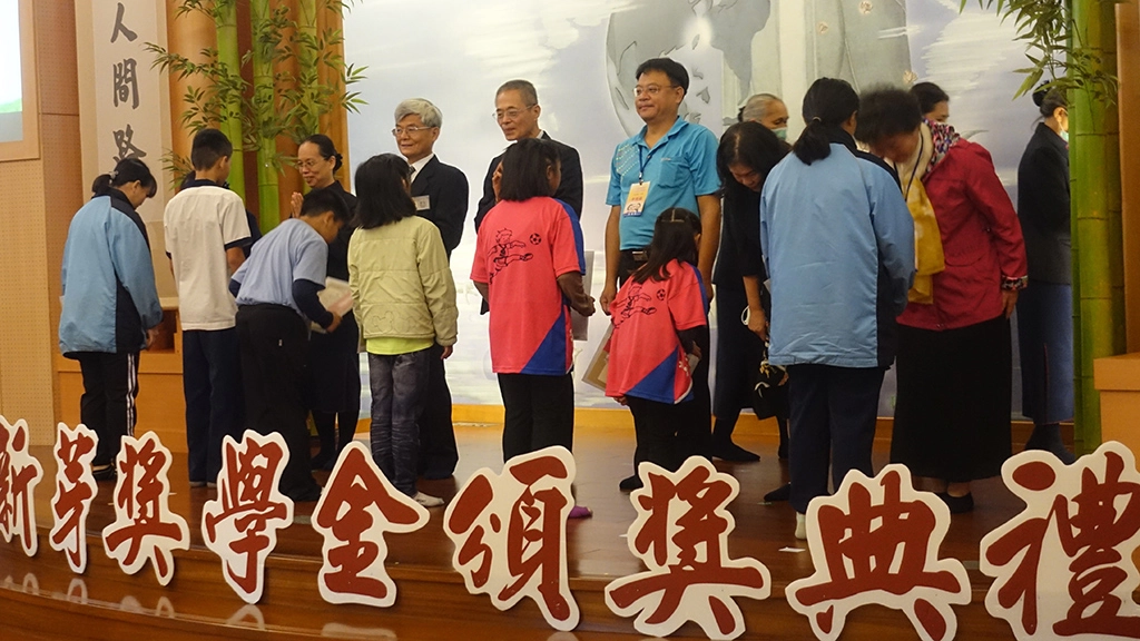 2020年慈濟新芽獎學金頒獎典禮鳳林場在11月15日舉行,當地學校校長出席頒獎。