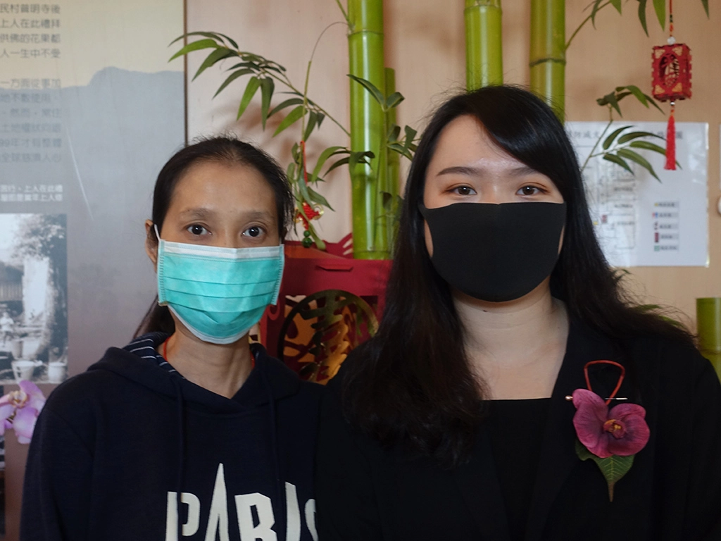 李同學(右)剛考上警察,母親(左)陪伴他上台分享自己的生命歷程。