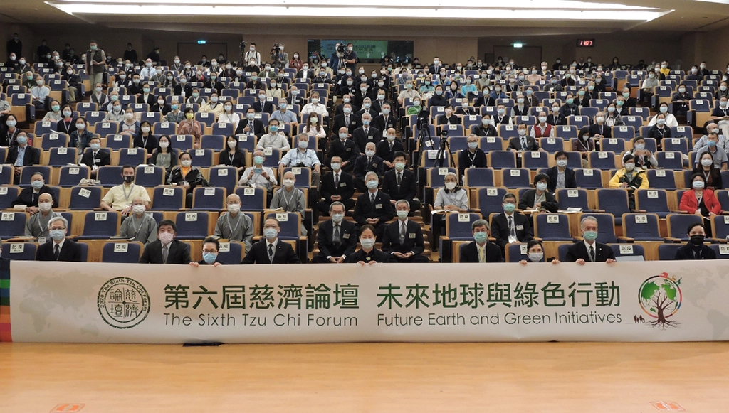 「第六屆慈濟論壇」11月15日對應時事議題,從醫療及教育等層面,探討對治防疫生活。