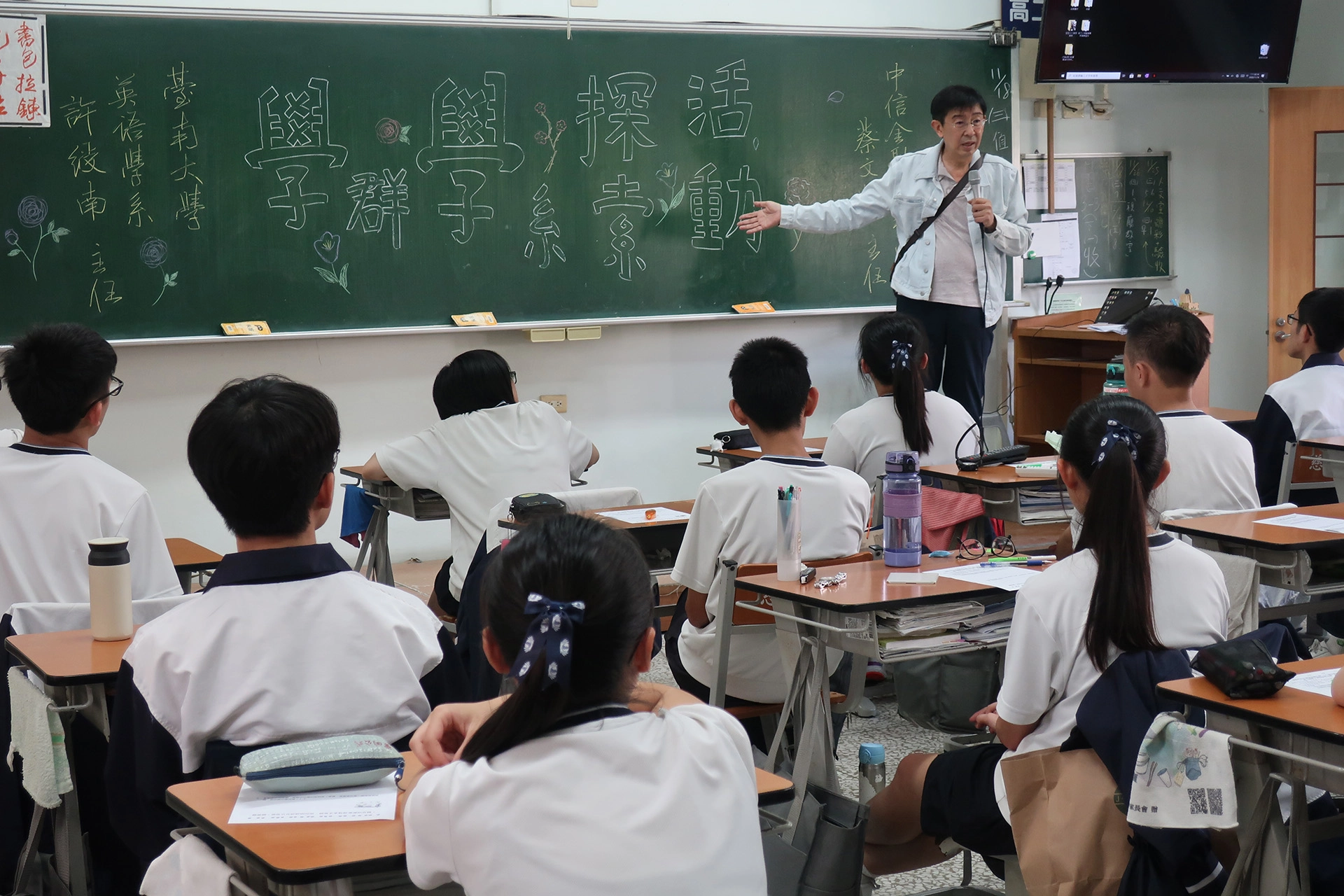 臺南大學英語學系許主任讓學生了解語文的專業是超乎想像,未來的出路也是非常廣泛。