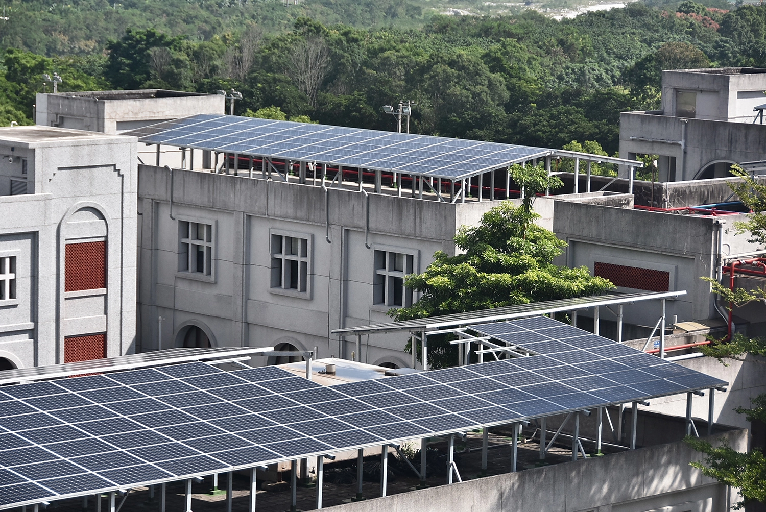 慈濟科技大學將屋頂出租給太陽能公司種電,建置2,409片太陽能板。