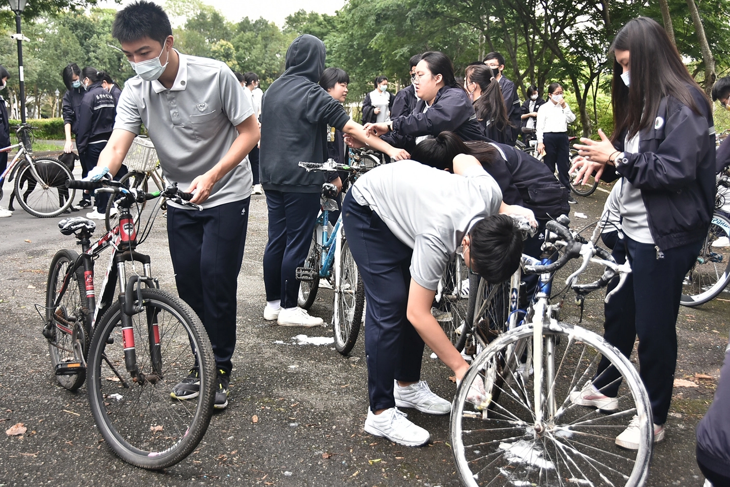 腳踏車維修工作坊,教導學生如何清洗、灌氣、維修廢棄單車。