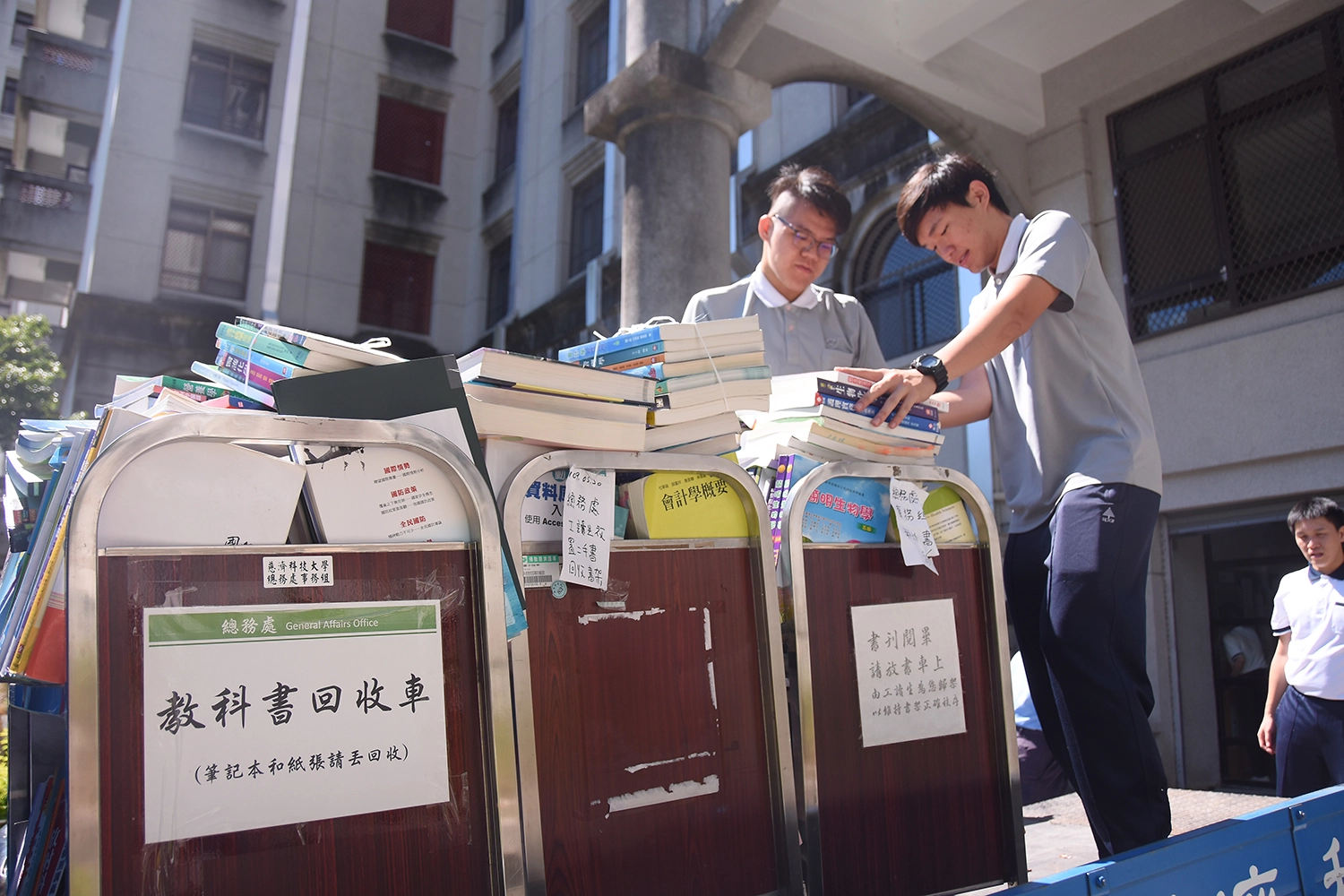 慈濟科技大學定期整理回收教科書,舉辦義賣,培養學生珍惜資源的概念。