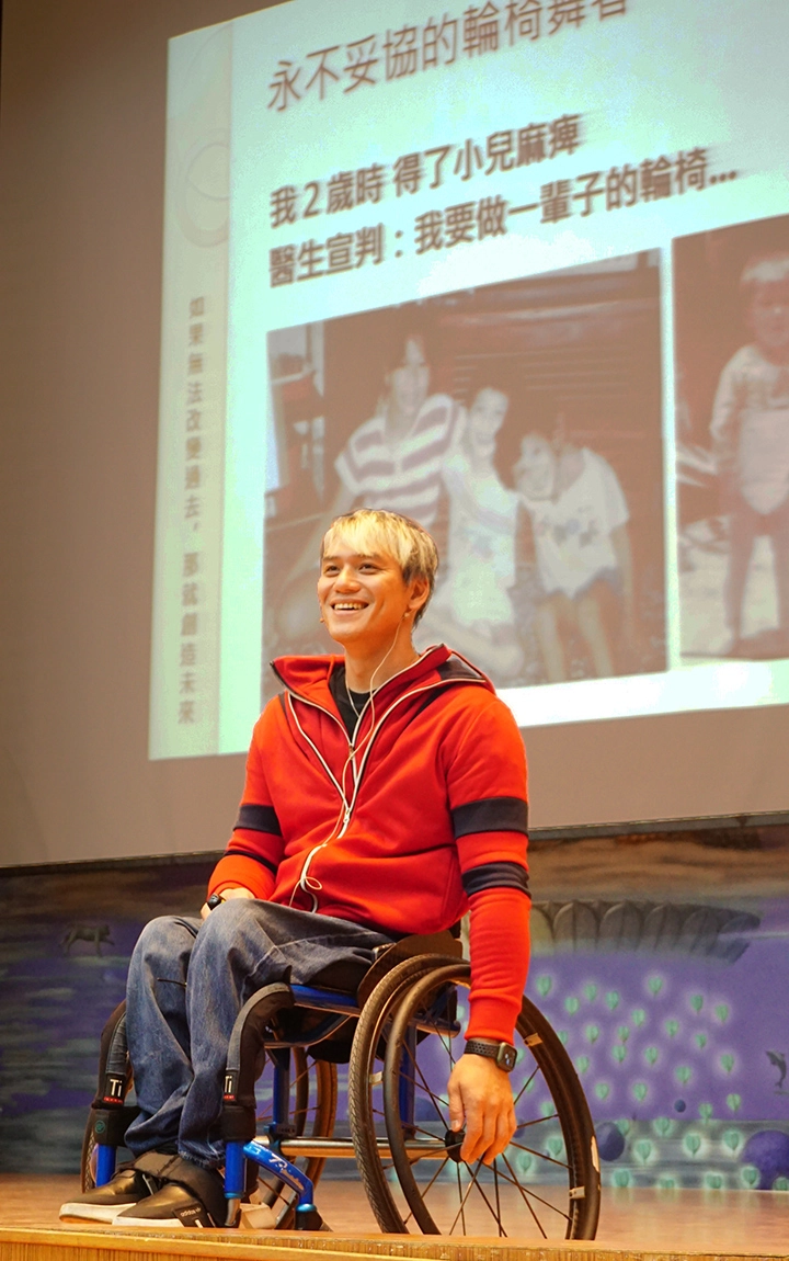 儘管鄭自強先生成長之路坎坷,但因有親人的愛,讓人生散發璀璨並點亮他人的心燈。