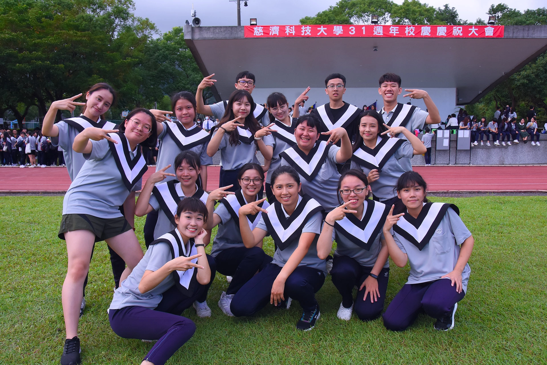 護理系二年乙班學生穿上學士服衣領跑大隊接力,在畢業前留下回憶。