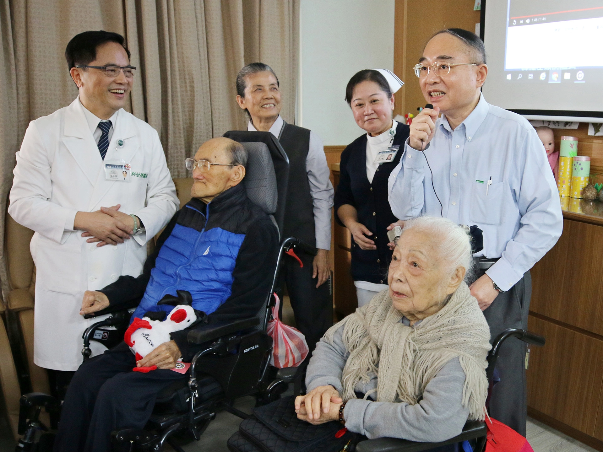 2020年1月,林欣榮院長(左一)帶領團隊幫曾文賓院長慶生,曾漢民醫師也代替父親致詞。