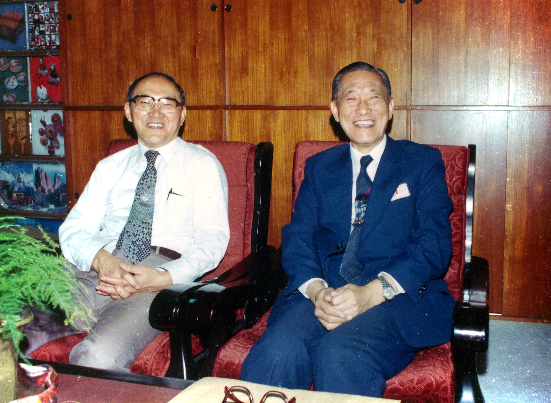 1984年,慈濟醫院首次董事會,推選臺大醫院行政副院長度詩綿(右)教授為慈濟醫院創院院長,曾文賓教授為副院長。